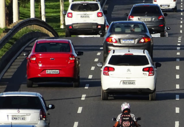 NOVA LEI do Farol baixo e insulfilm: veja as regras e evite ser multado neste feriado