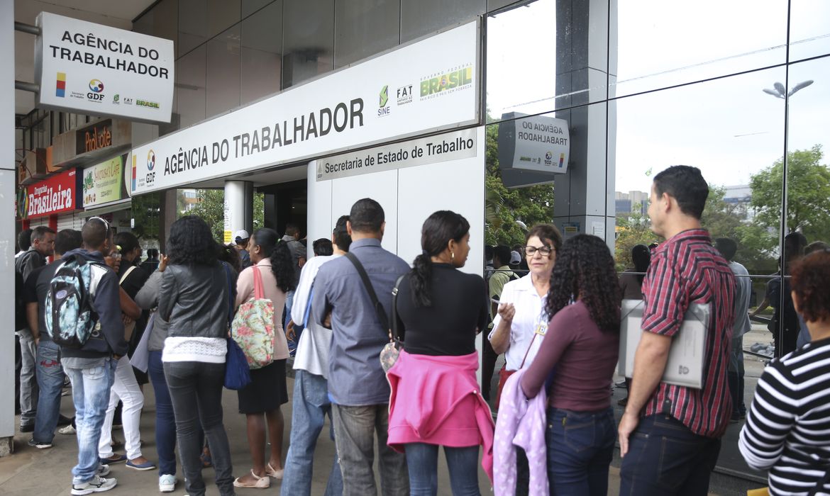 Como a assinatura da carteira afeta o recebimento do benefício. Imagem: Agência Brasil