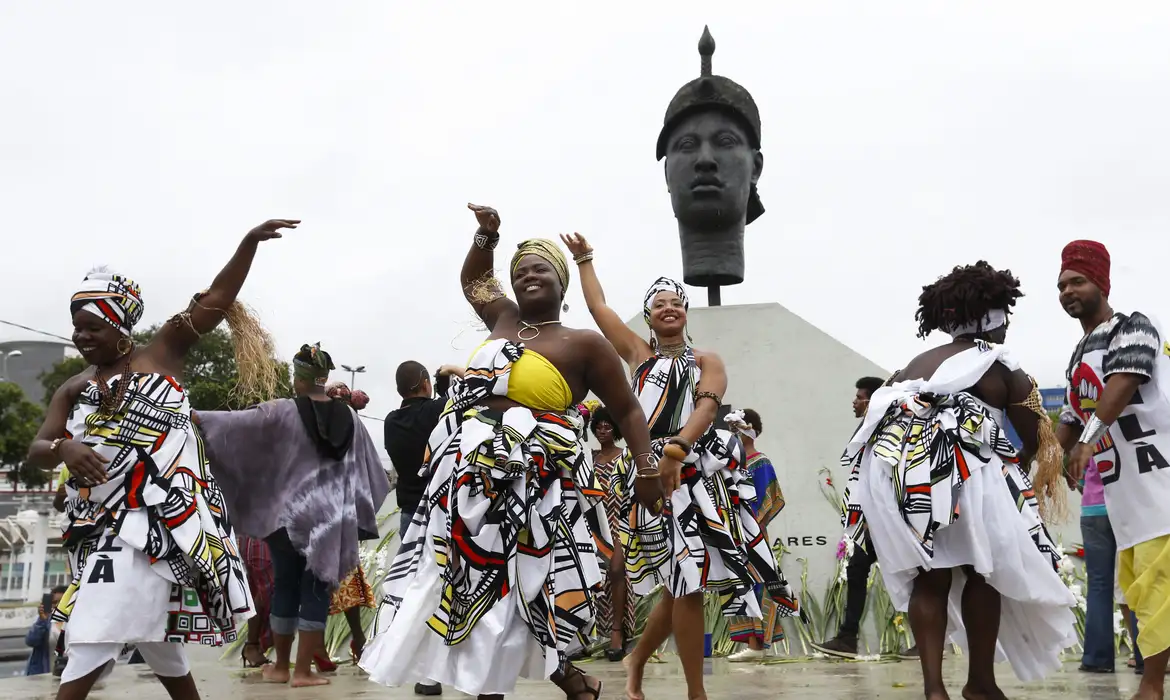 Suspensão temporária dos pagamentos do Bolsa Família devido ao Dia da Consciência Negra. Imagem: Agência Brasil