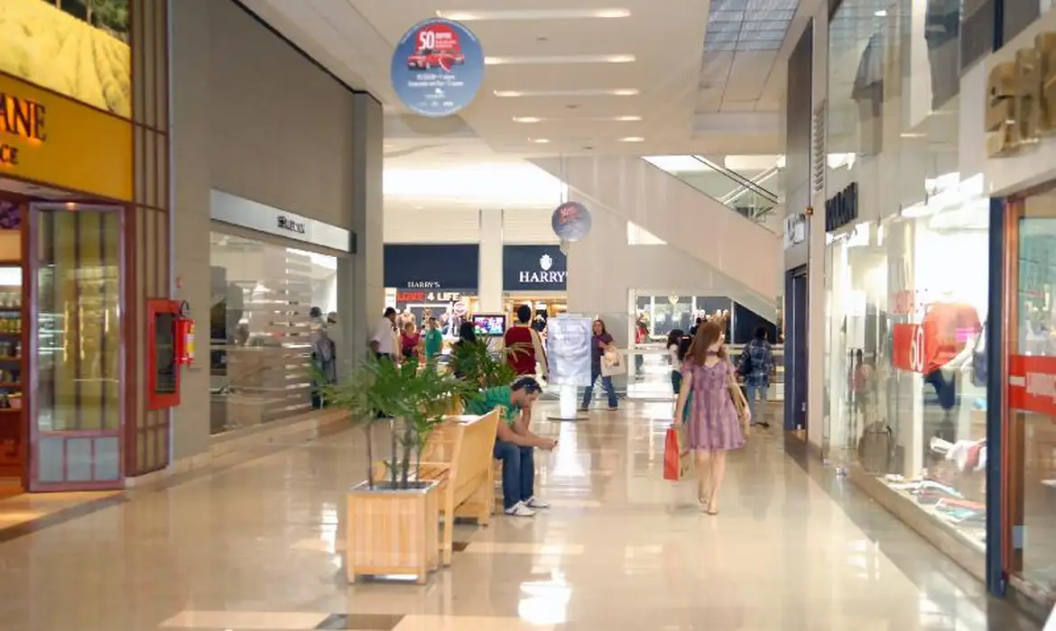 É Comum Que Shoppings Centers e Algumas Lojas de Rua Operem Em Horários Reduzidos. Imagem: Agência Brasil.