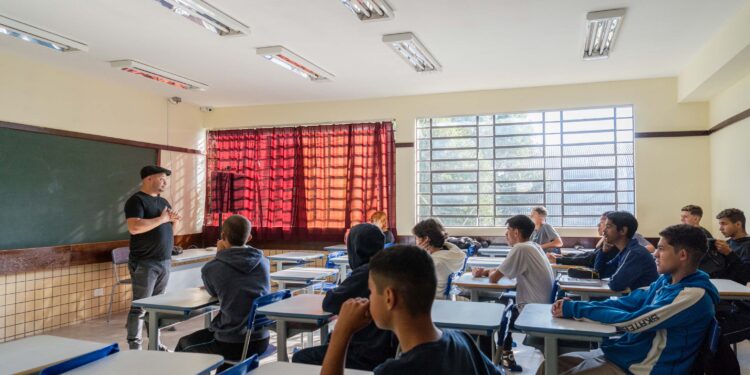 Governo do Estado distribuirá kits escolares para os estudantes