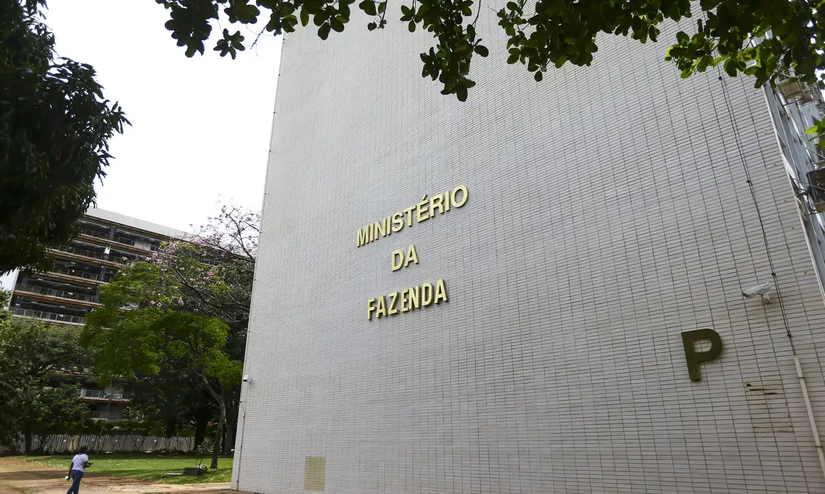 O Ministério da Fazenda dá um prazo de seis meses para recuperar o dinheiro esquecido. Imagem: Agência Brasil.