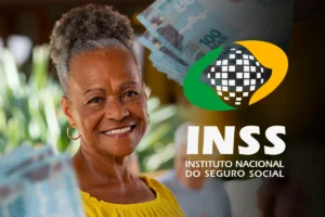 Senhora idosa sorrindo, com dinheiro ao fundo e logotipo do INSS, representando a antecipação do décimo terceiro salário para aposentados.